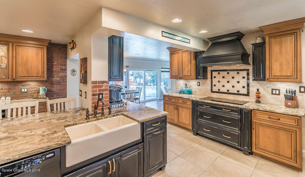 23 Country Club Road Cocoa Beach, FL 32931 - Photo 10 of 54 Charming Kitchen