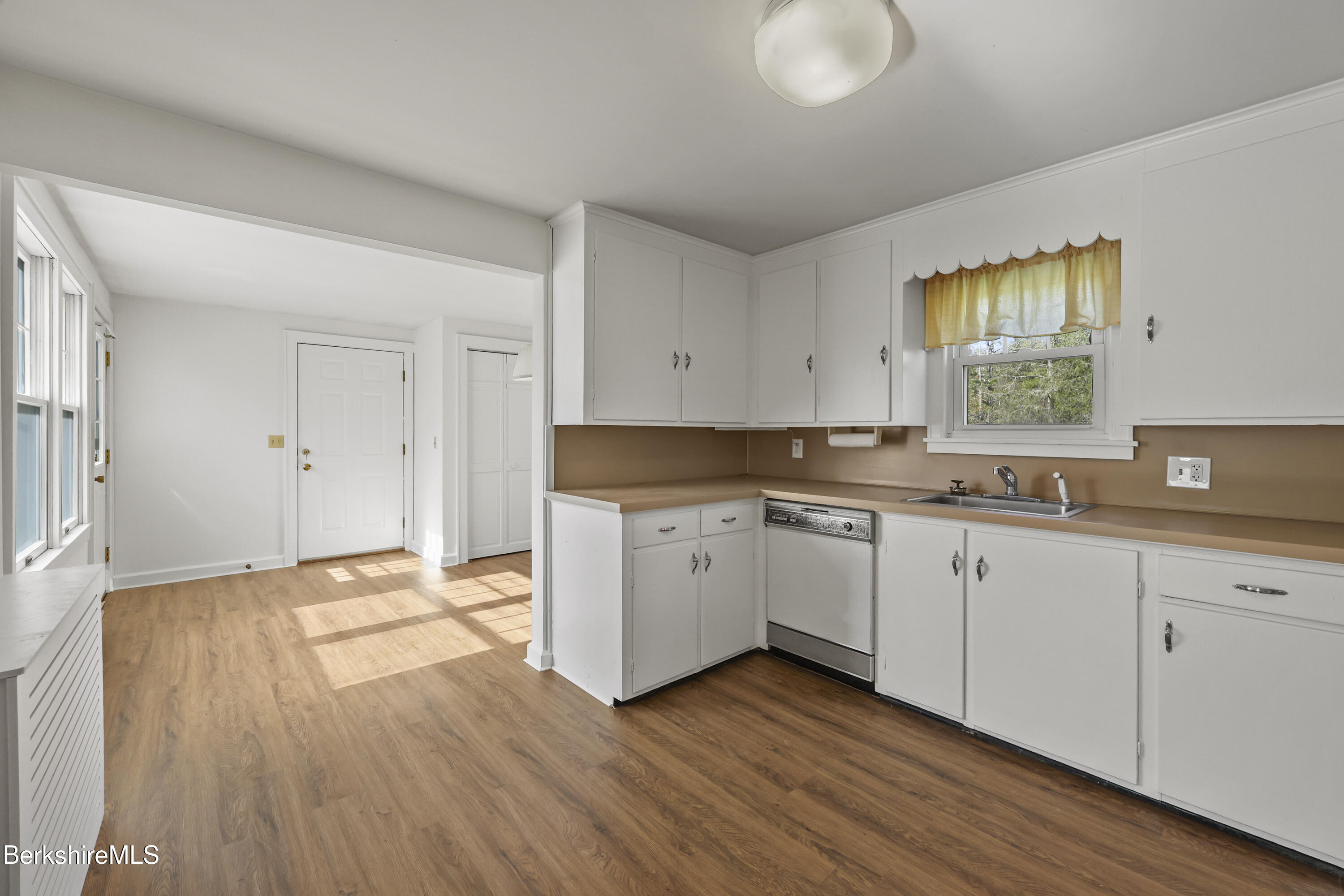 194 Eleanor Road Pittsfield, MA 01201 - Photo 12 of 39 60 Kitchen
