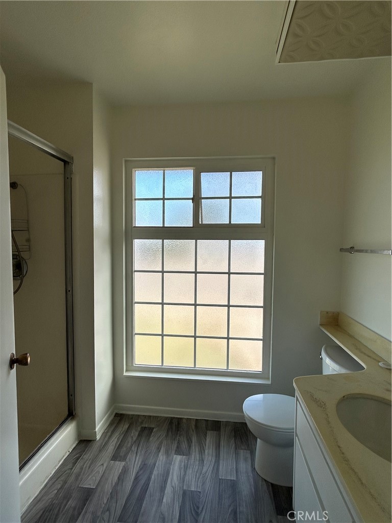 25915 Warwick Road Menifee, CA 92586 - Photo 28 of 34 a bathroom with a sink a toilet and tub