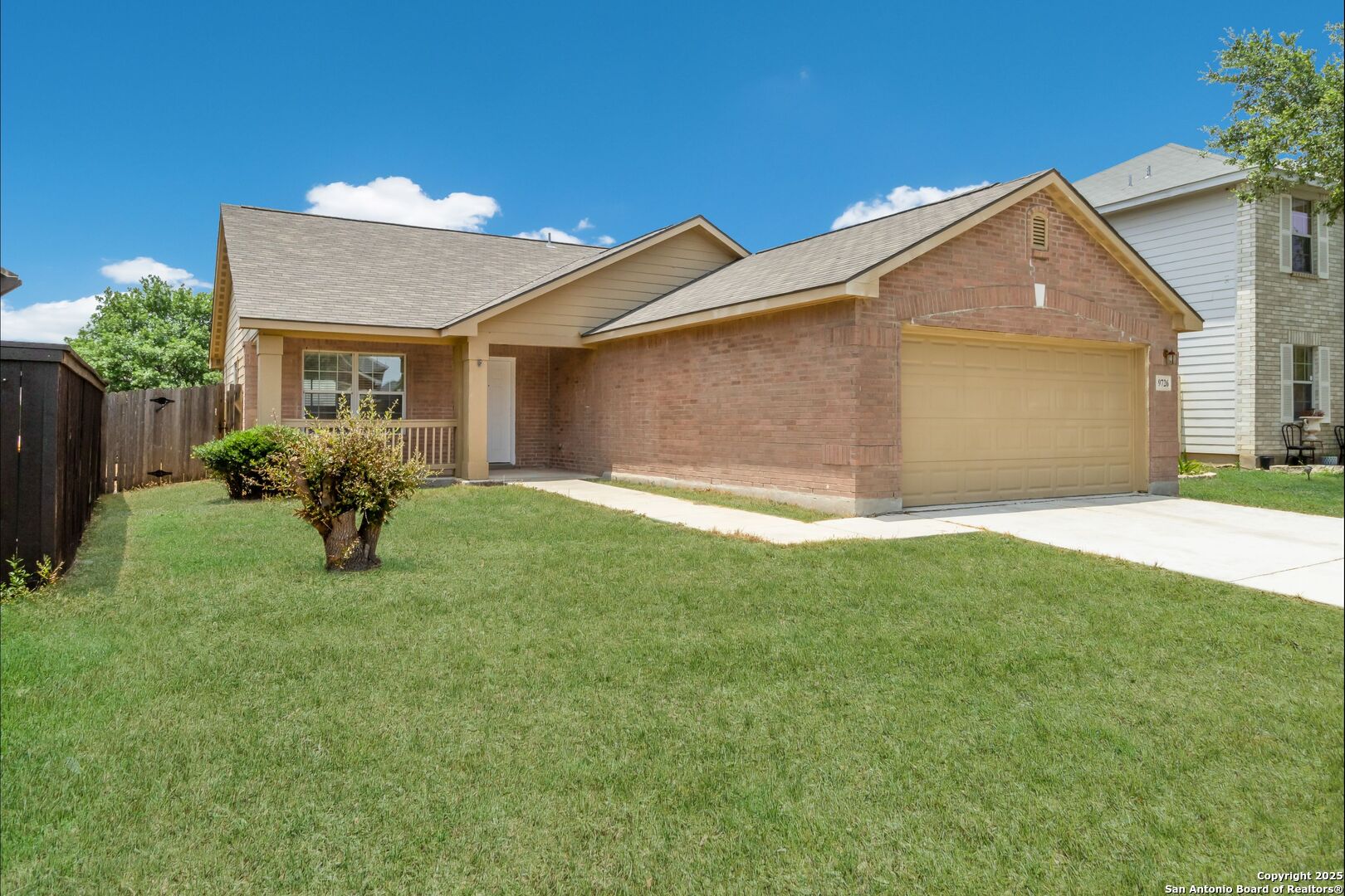 a view of a house with backyard