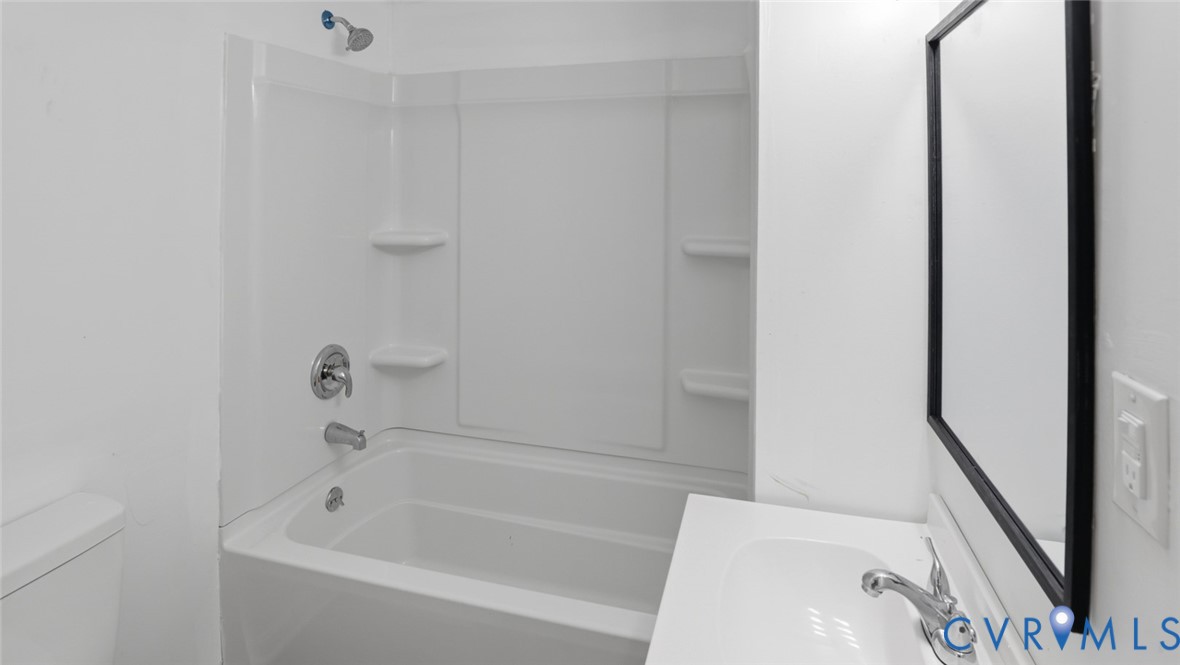 205 Cobb Street Franklin, VA 23851 - Photo 27 of 57 a bathroom with a bathtub