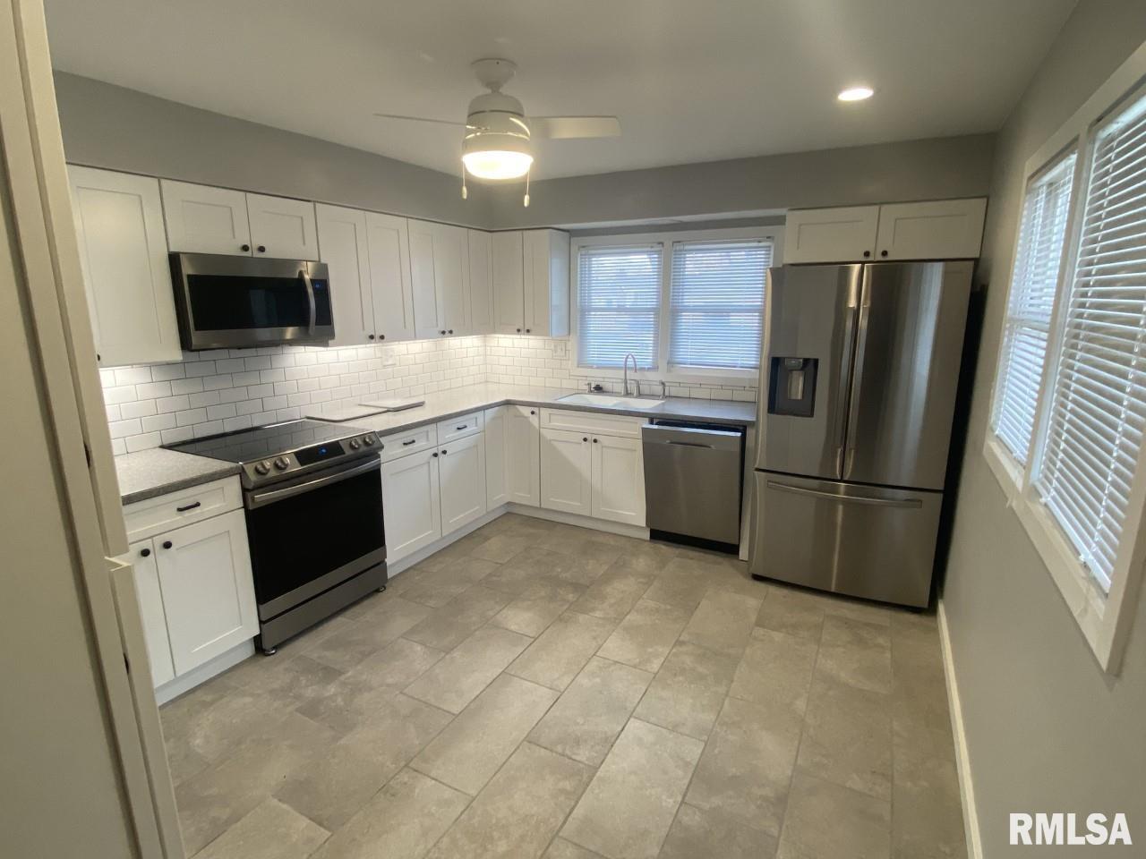 2303 Eastview Drive Springfield, IL 62702 - Photo 4 of 13 Gallery Image 4