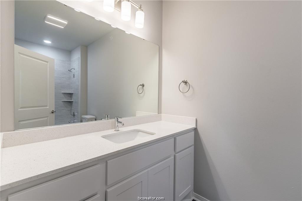 1326 Prairie Drive, Unit 623 Bryan, TX 77803 - Photo 19 of 21 a bathroom with a sink and a mirror
