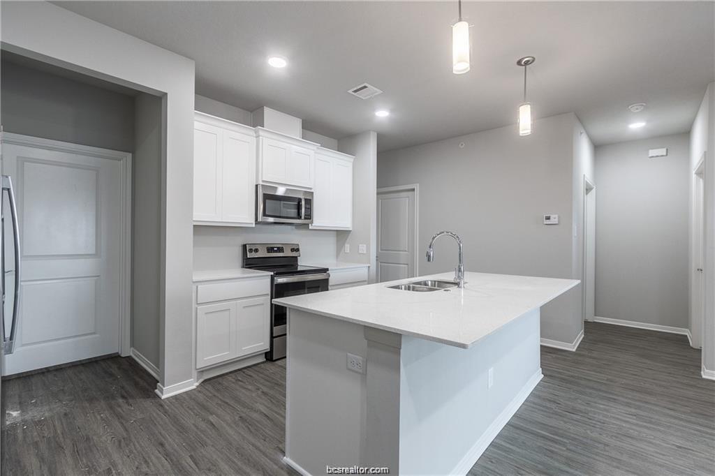 1326 Prairie Drive, Unit 623 Bryan, TX 77803 - Photo 10 of 21 a kitchen with sink a microwave and refrigerator