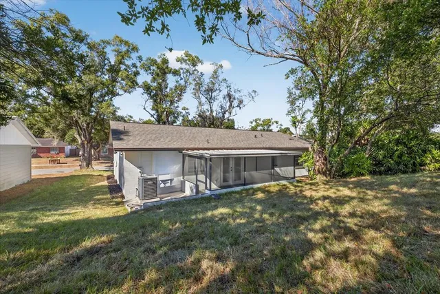 a view of a backyard