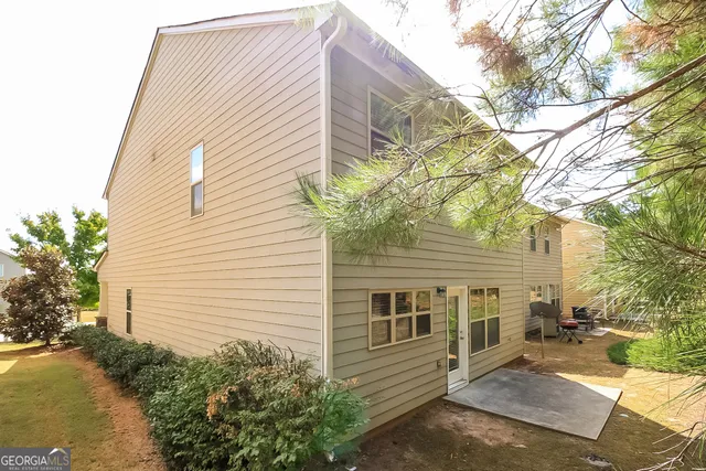 a picture of a bench in a cabinet