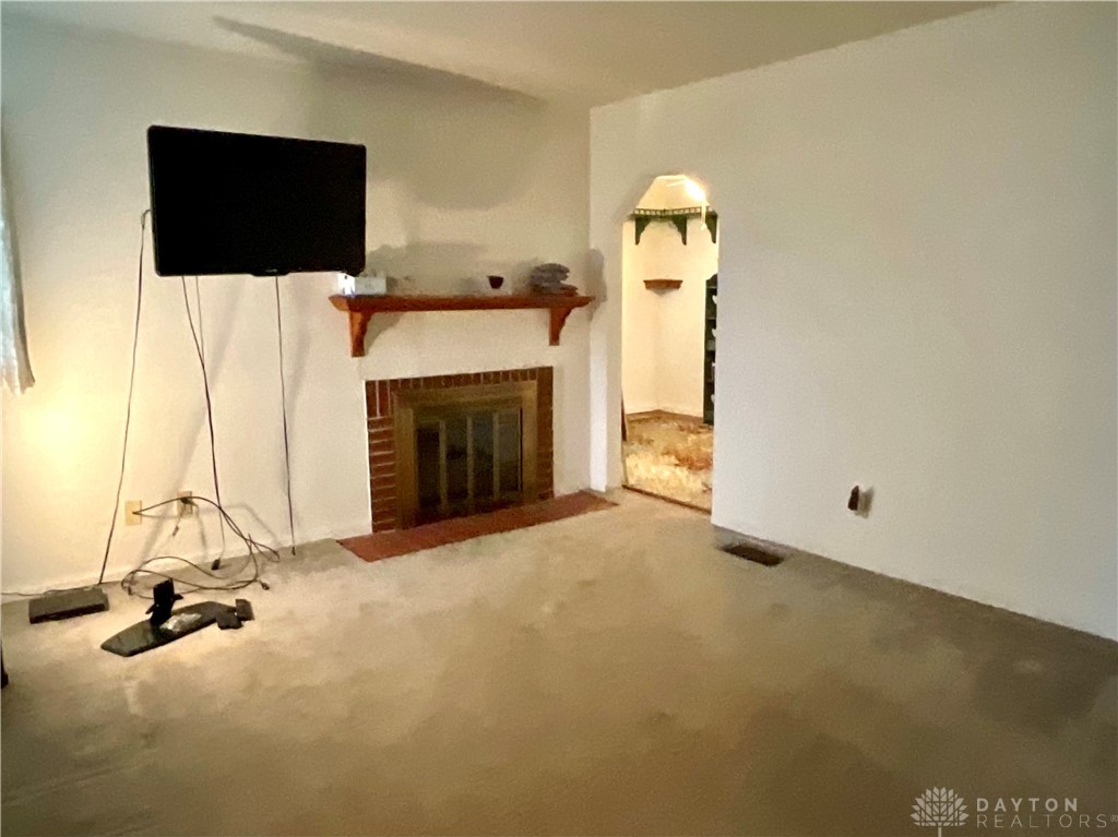2901 Troy Road Springfield, OH 45504 - Photo 6 of 21 Living room, gas fireplace