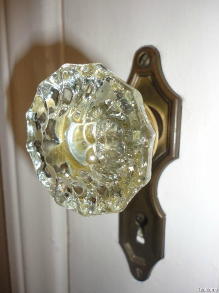 852 Columbia Road Berkley, MI 48072 - Photo 19 of 25 Columbia852 Hardware.jpg