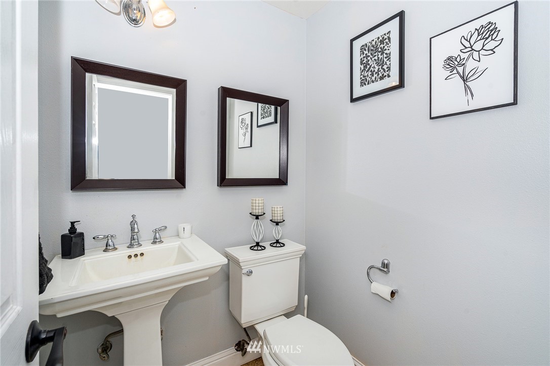 222 Crego Ridge Road Chehalis, WA 98532 - Photo 29 of 40 a bathroom with a toilet sink and mirror