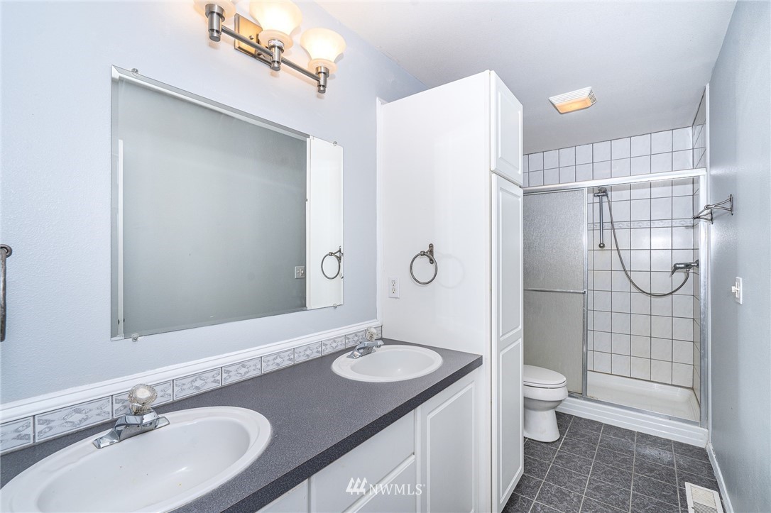 222 Crego Ridge Road Chehalis, WA 98532 - Photo 34 of 40 a bathroom with a sink a toilet and shower
