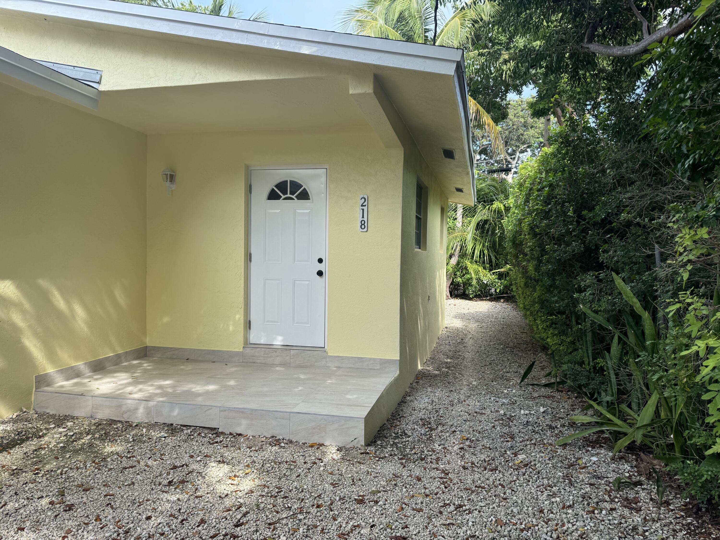 220 West Indies Road Tavernier, FL 33070 - Photo 2 of 40 218 ENTRY