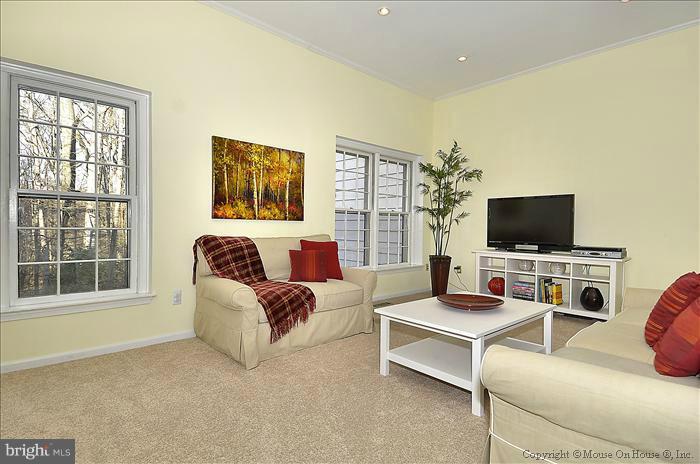 2237 Double Eagle Court Reston, VA 20191 - Photo 17 of 30 Living Room