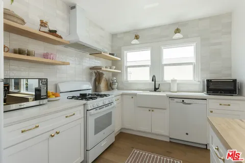 $649,000 | 1640 South Gramercy Place, Los Angeles, CA 90019