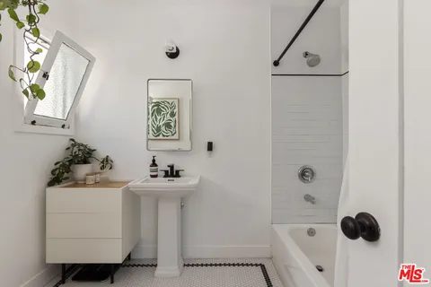 $649,000 | 1640 South Gramercy Place, Los Angeles, CA 90019