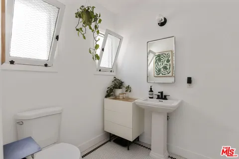 $649,000 | 1640 South Gramercy Place, Los Angeles, CA 90019