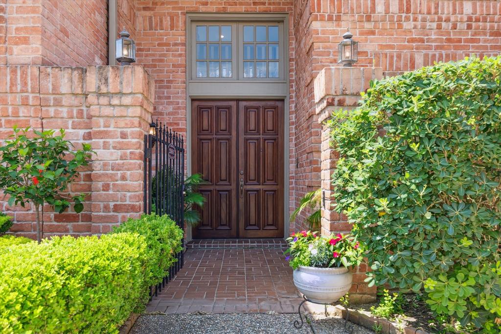 This well-maintained townhome in the heart of Houston greets you with gorgeous 8' tall wood double doors--one of a kind in this courtyard of townhomes. Crisp green & colorful foliage will greet you and your guests upon arrival.