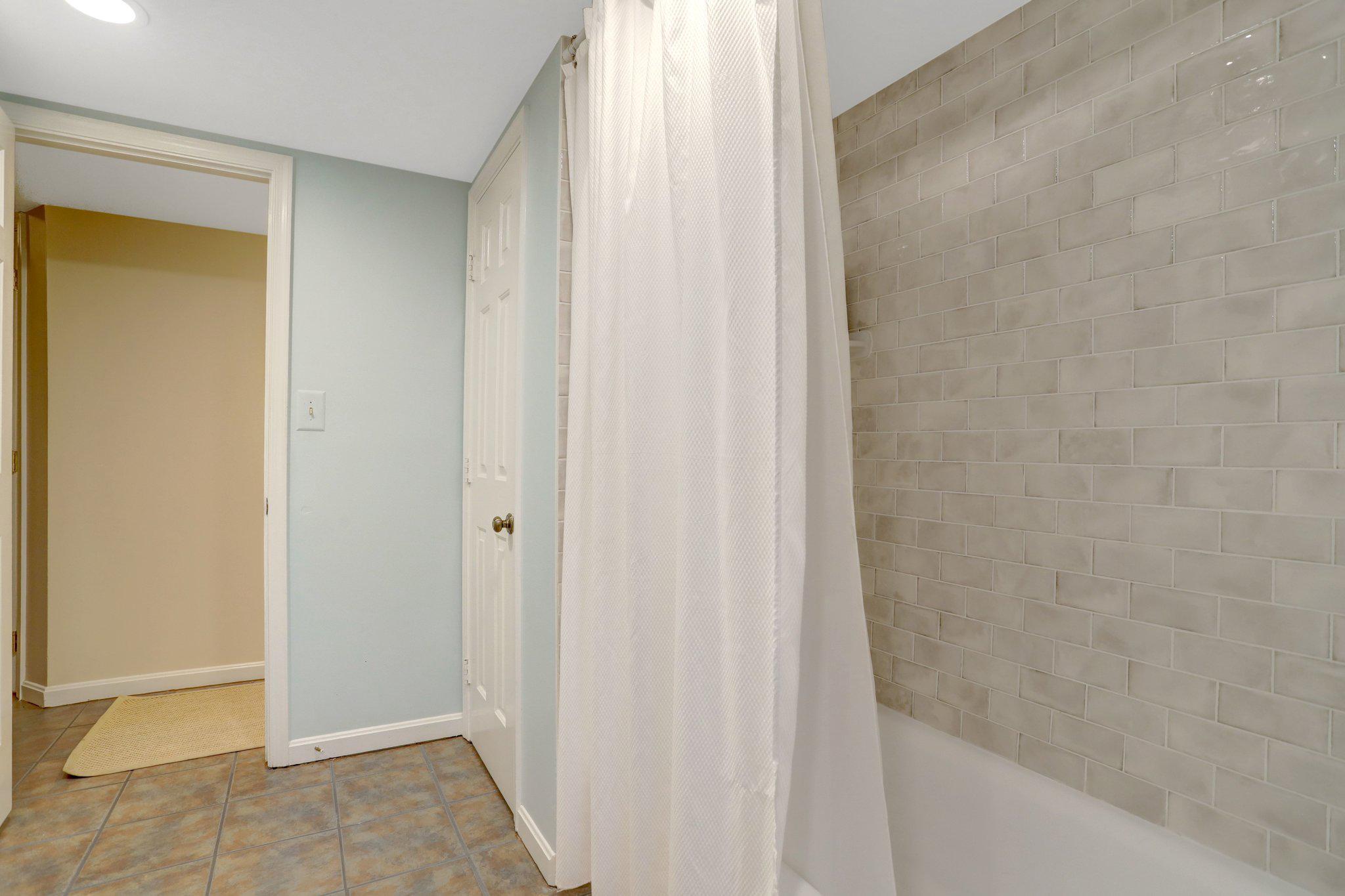 7506 Oriole Avenue Springfield, VA 22150 - Photo 46 of 67 LL hall bath
