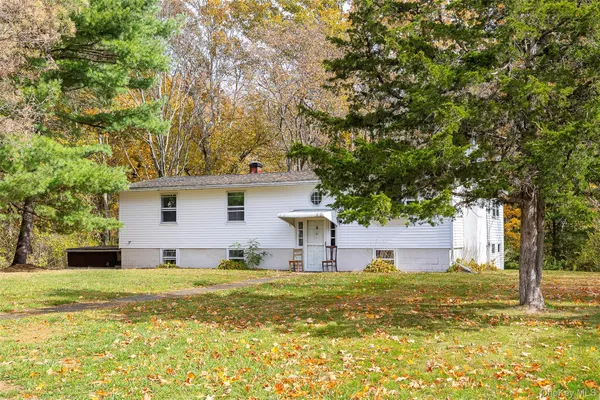 a view of a house with a yard