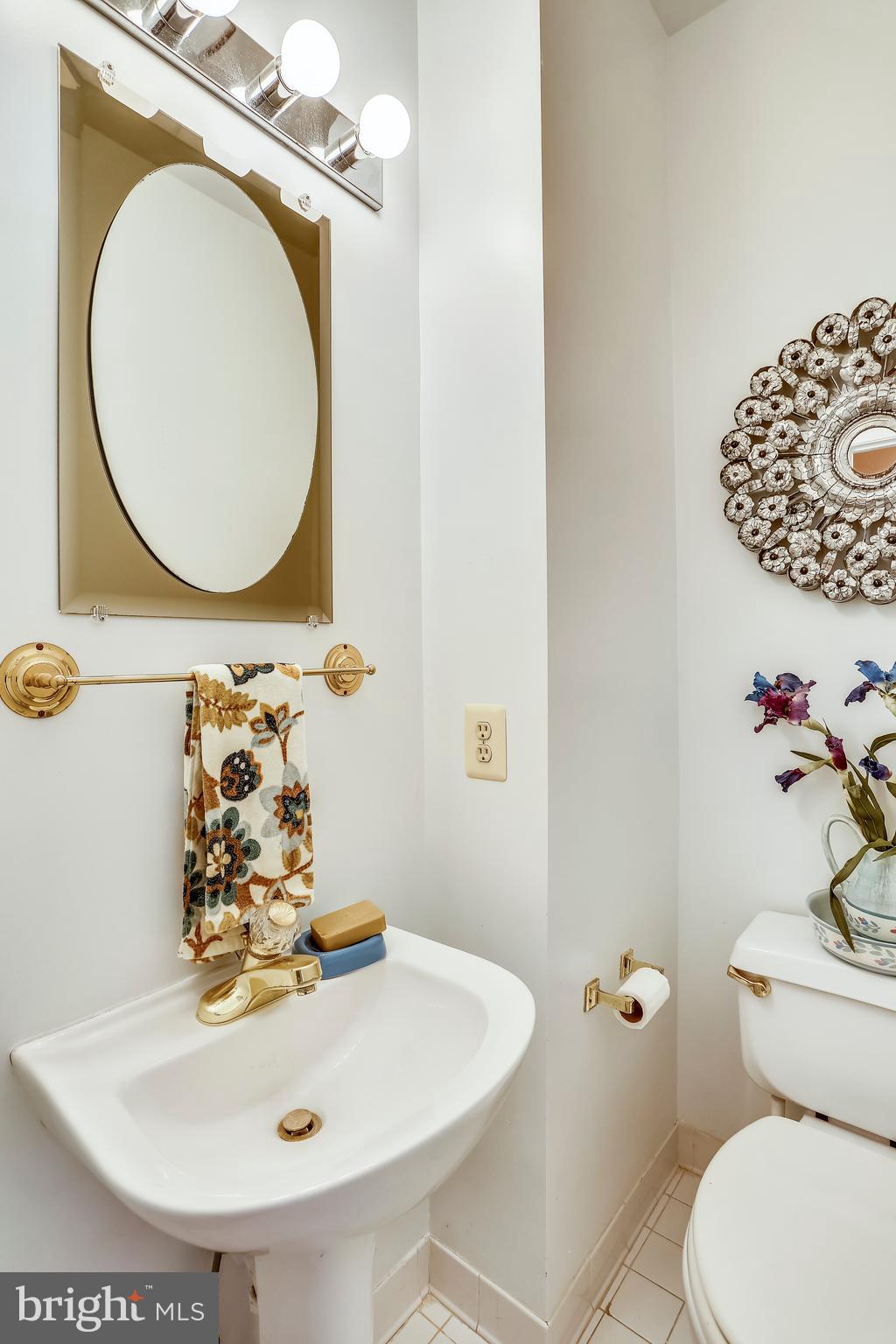 477 Tschiffely Square Road Gaithersburg, MD 20878 - Photo 17 of 40 Powder room w/pedestal sink