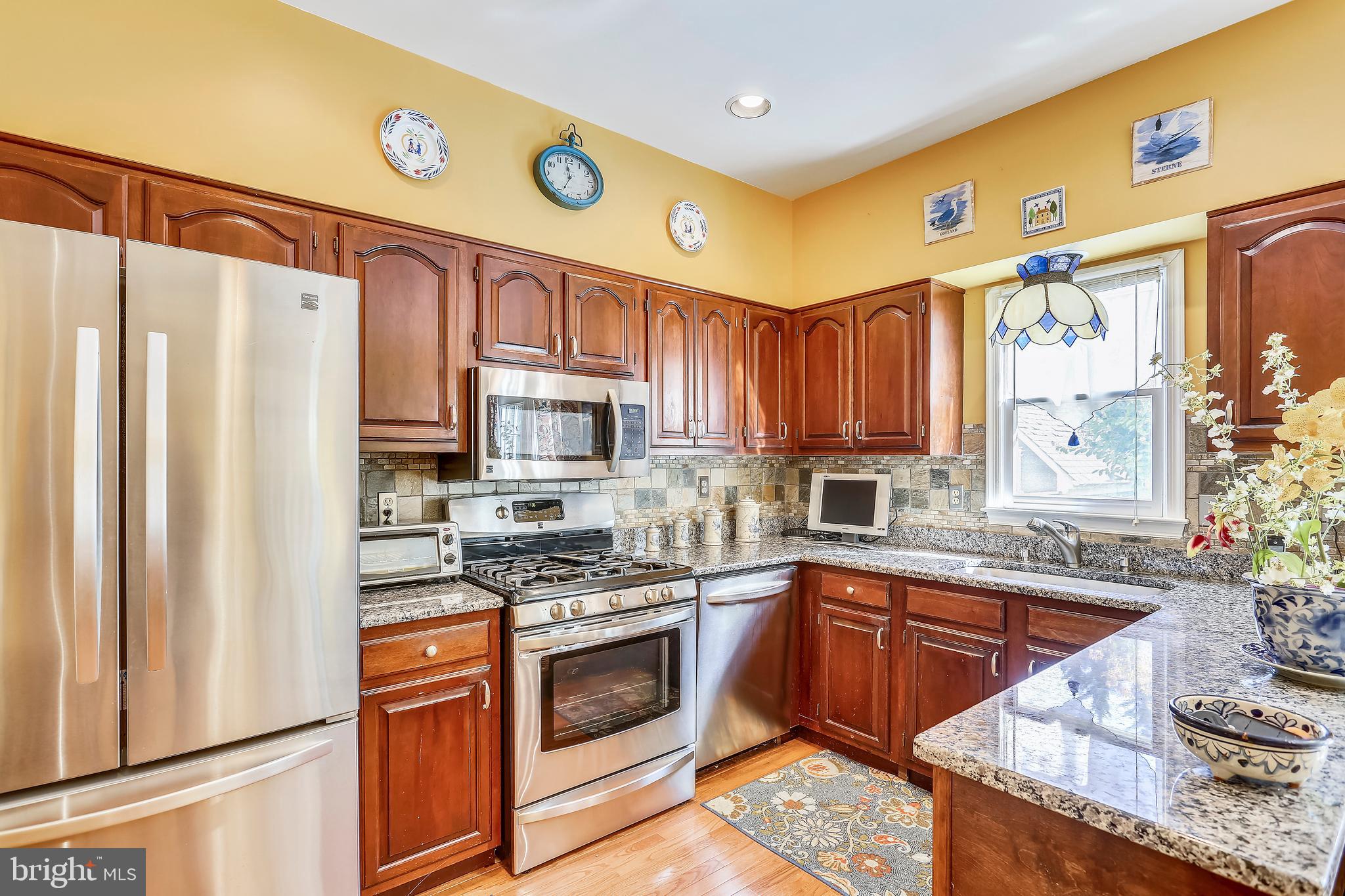 Kitchen renovated w/granite & stainless