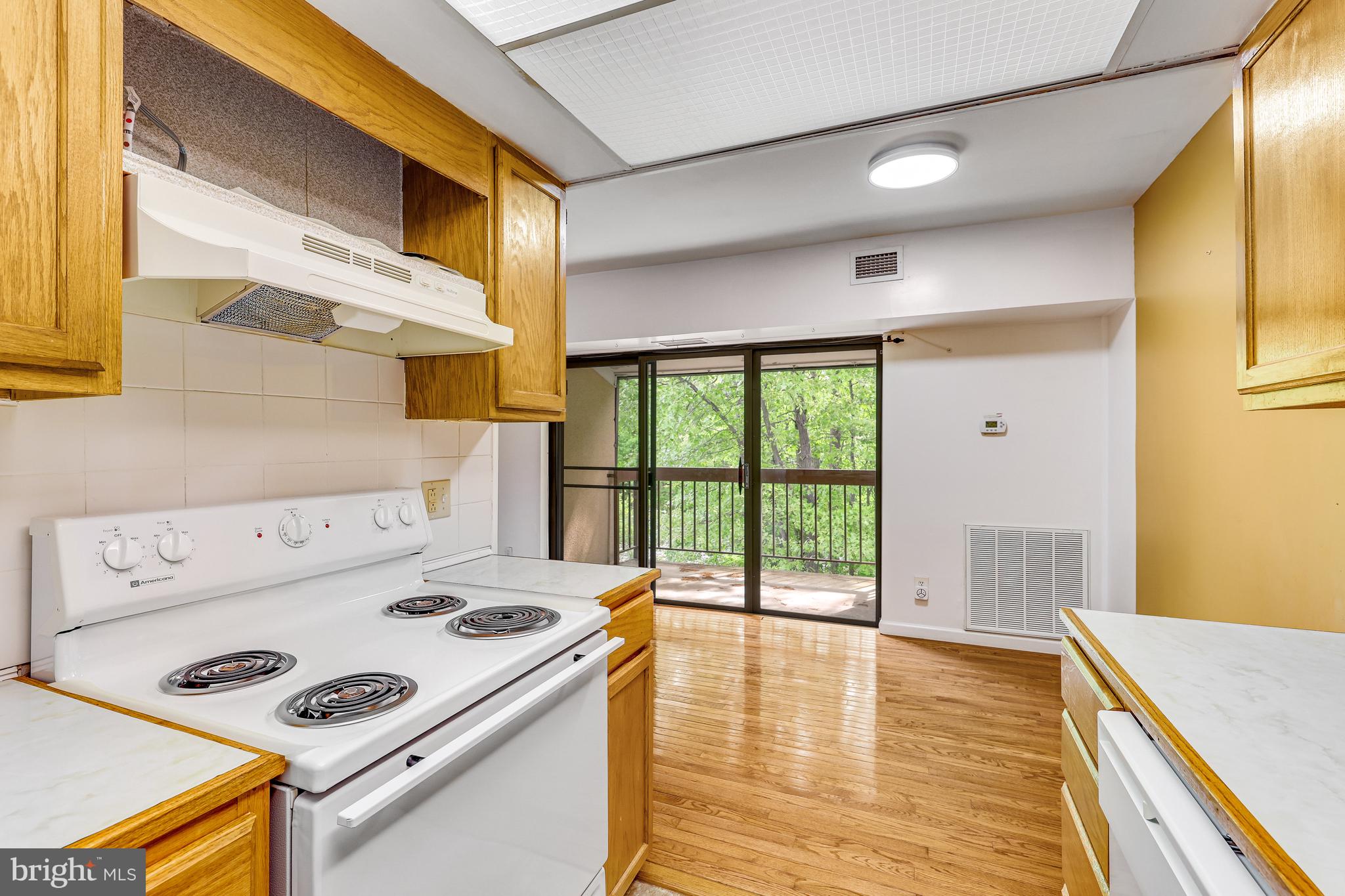 11601 Stoneview Square, Unit 21C Reston, VA 20191 - Photo 10 of 39 kitchen to dining area