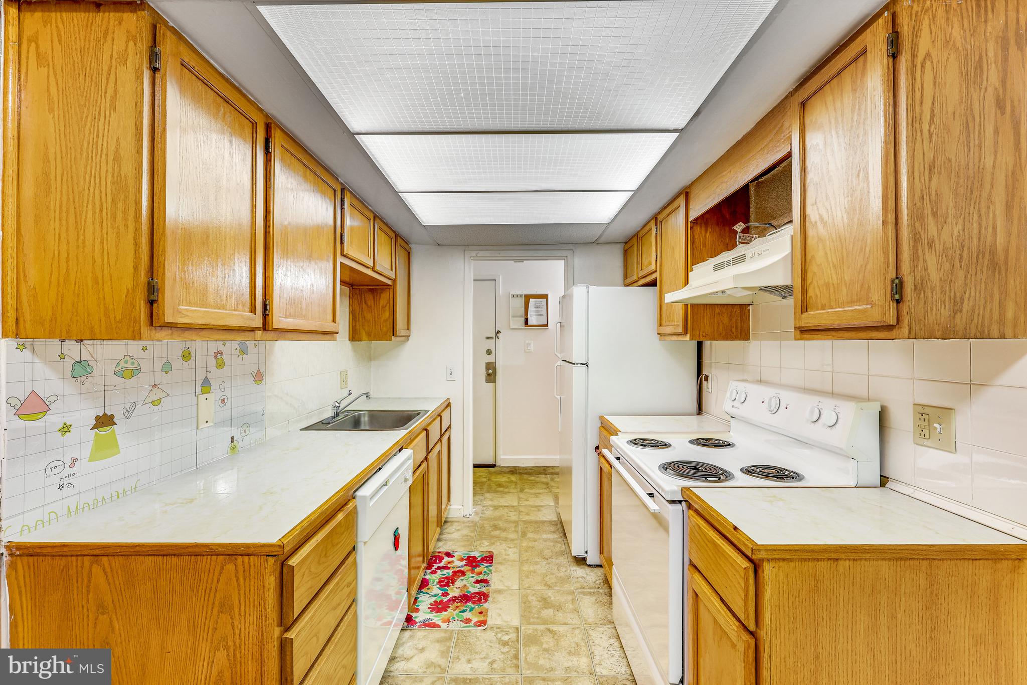 11601 Stoneview Square, Unit 21C Reston, VA 20191 - Photo 7 of 39 kitchen