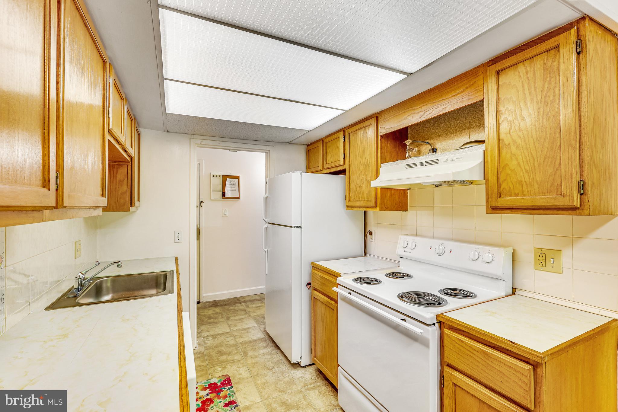 11601 Stoneview Square, Unit 21C Reston, VA 20191 - Photo 8 of 39 kitchen