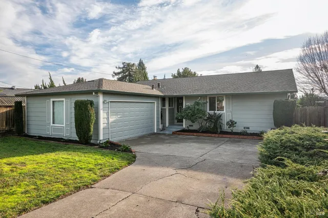 a view of a house with backyard and garden