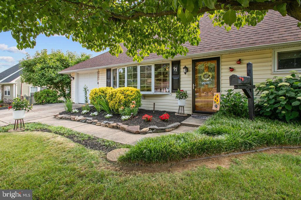 11 Cardinal Road Levittown, PA 19057 - Photo 1 of 27