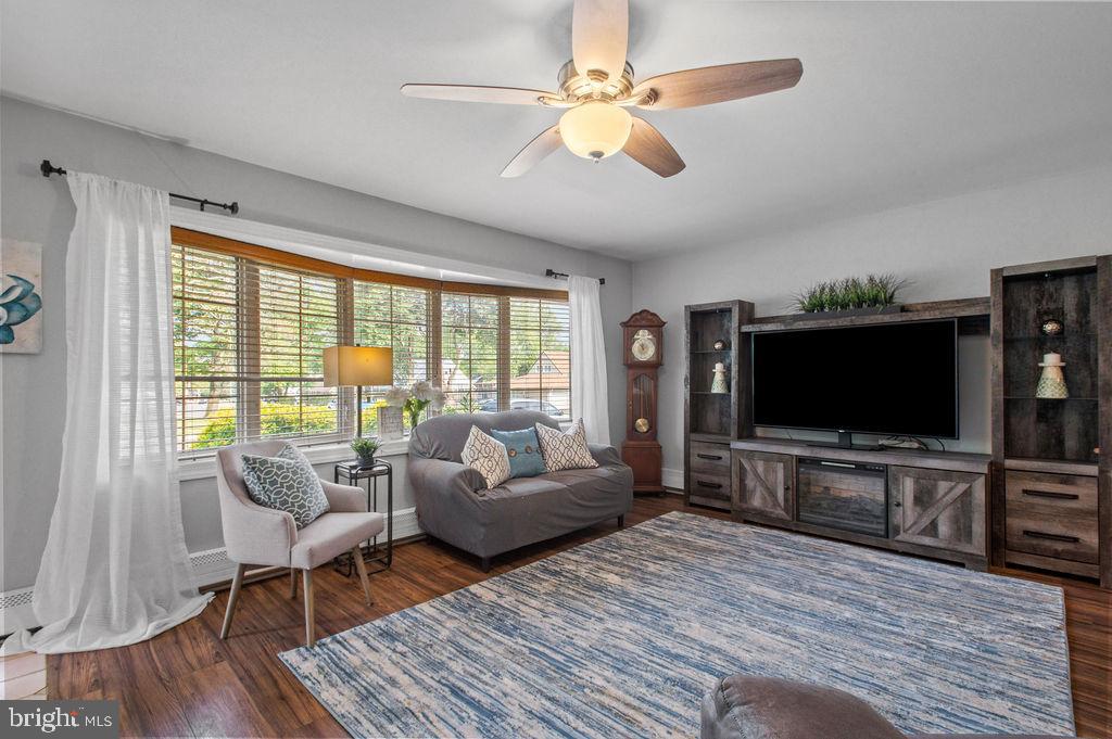 11 Cardinal Road Levittown, PA 19057 - Photo 4 of 27