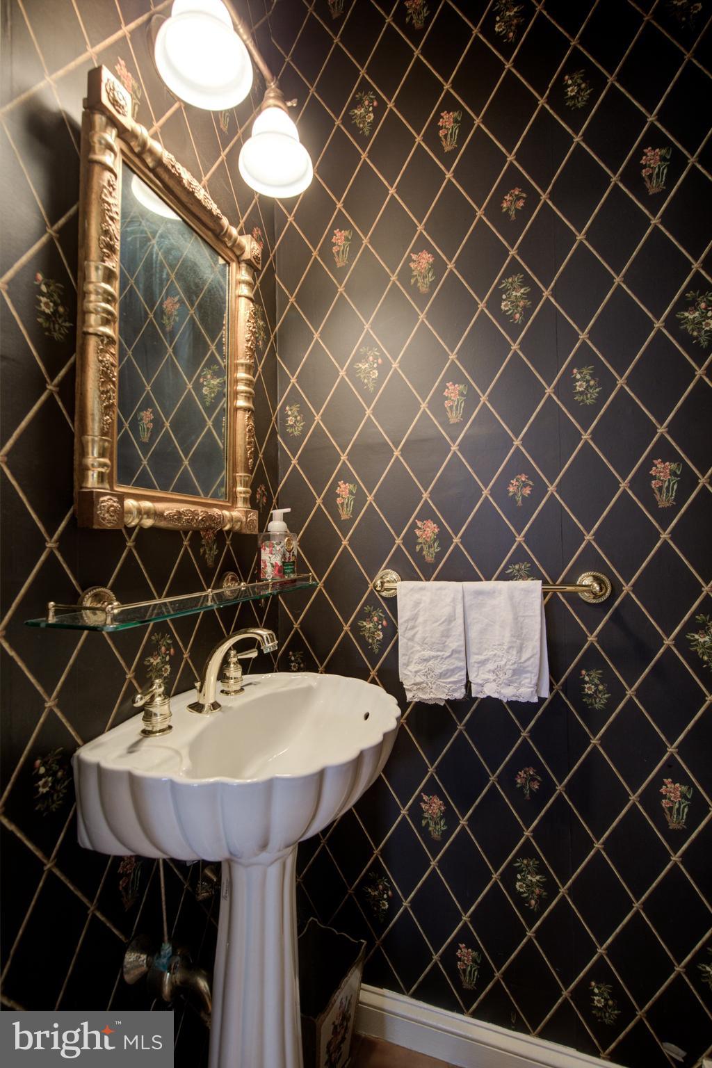 120 Patton Lane Wayne, PA 19087 - Photo 9 of 39 Powder Room