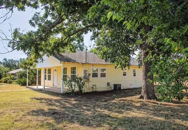 a view of a house with a backyard