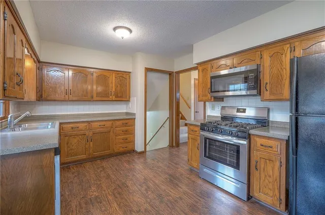 $350,000 | 13921 South Brookwood Court, Olathe, KS 66062