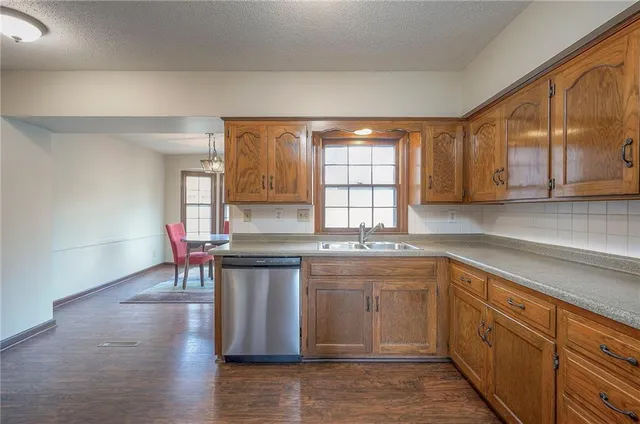 $350,000 | 13921 South Brookwood Court, Olathe, KS 66062