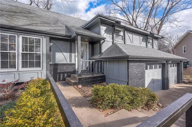 $350,000 | 13921 South Brookwood Court, Olathe, KS 66062