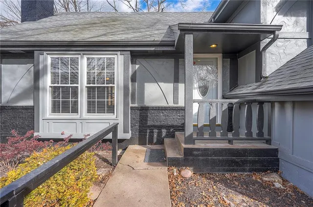 $350,000 | 13921 South Brookwood Court, Olathe, KS 66062