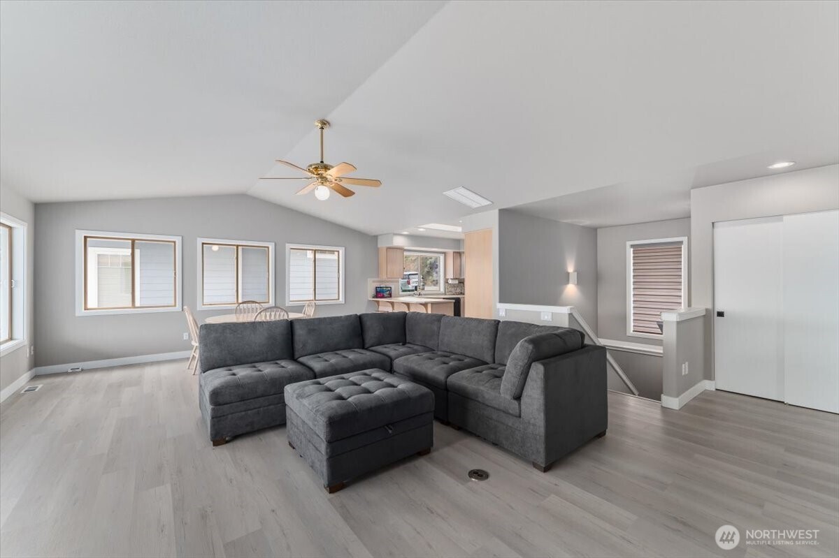 1496 South Lakeshore Road Chelan, WA 98816 - Photo 11 of 40