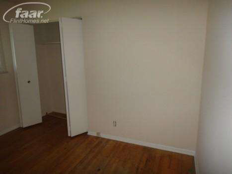 17718 Adrian Road Southfield, MI 48075 - Photo 5 of 24 20353940-4.JPG