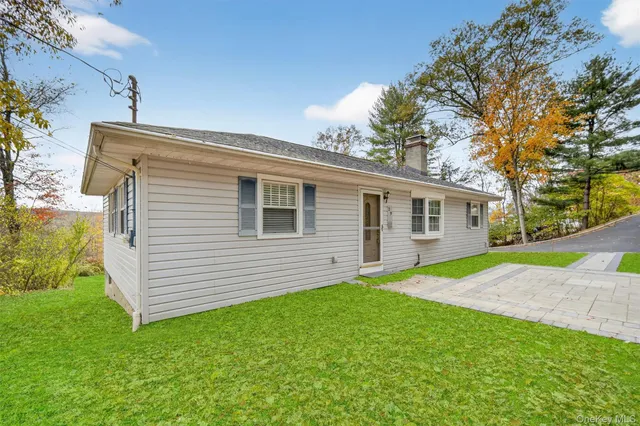 a view of a house with a yard