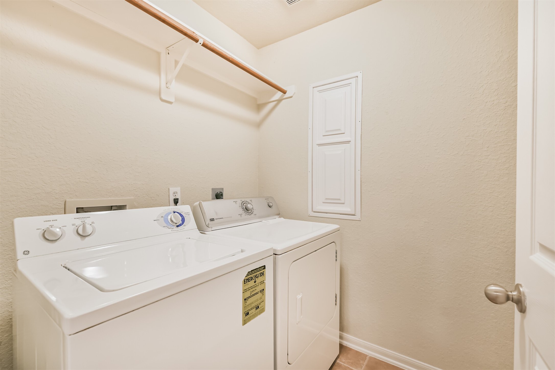 42 Prairie Oak Drive Conroe, TX 77385 - Photo 17 of 33 a utility room with dryer and washer