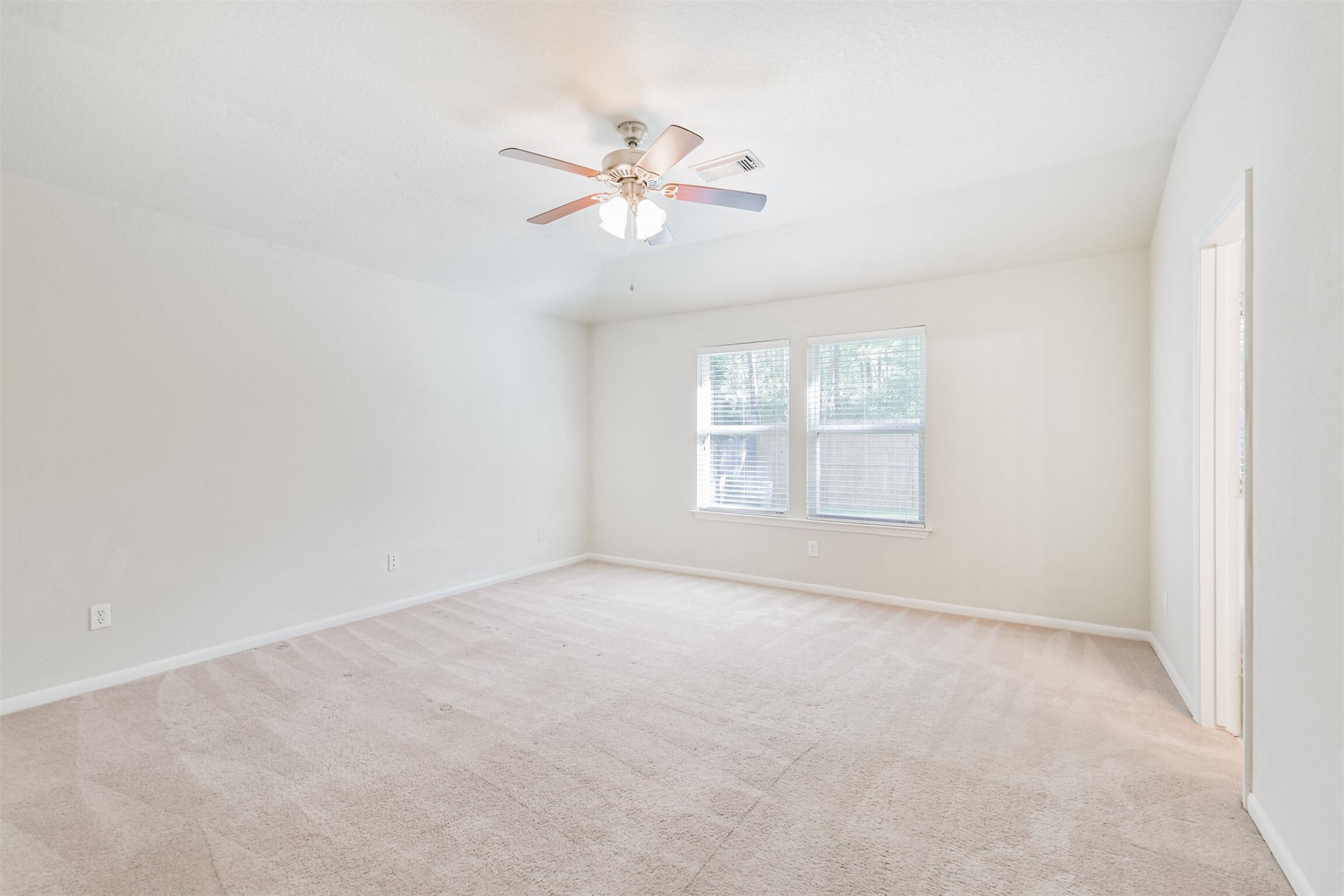 42 Prairie Oak Drive Conroe, TX 77385 - Photo 18 of 33 an empty room with windows and fan