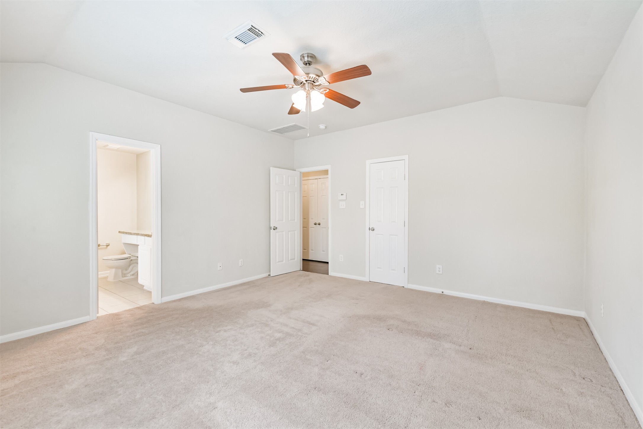42 Prairie Oak Drive Conroe, TX 77385 - Photo 19 of 33 a view of an empty room
