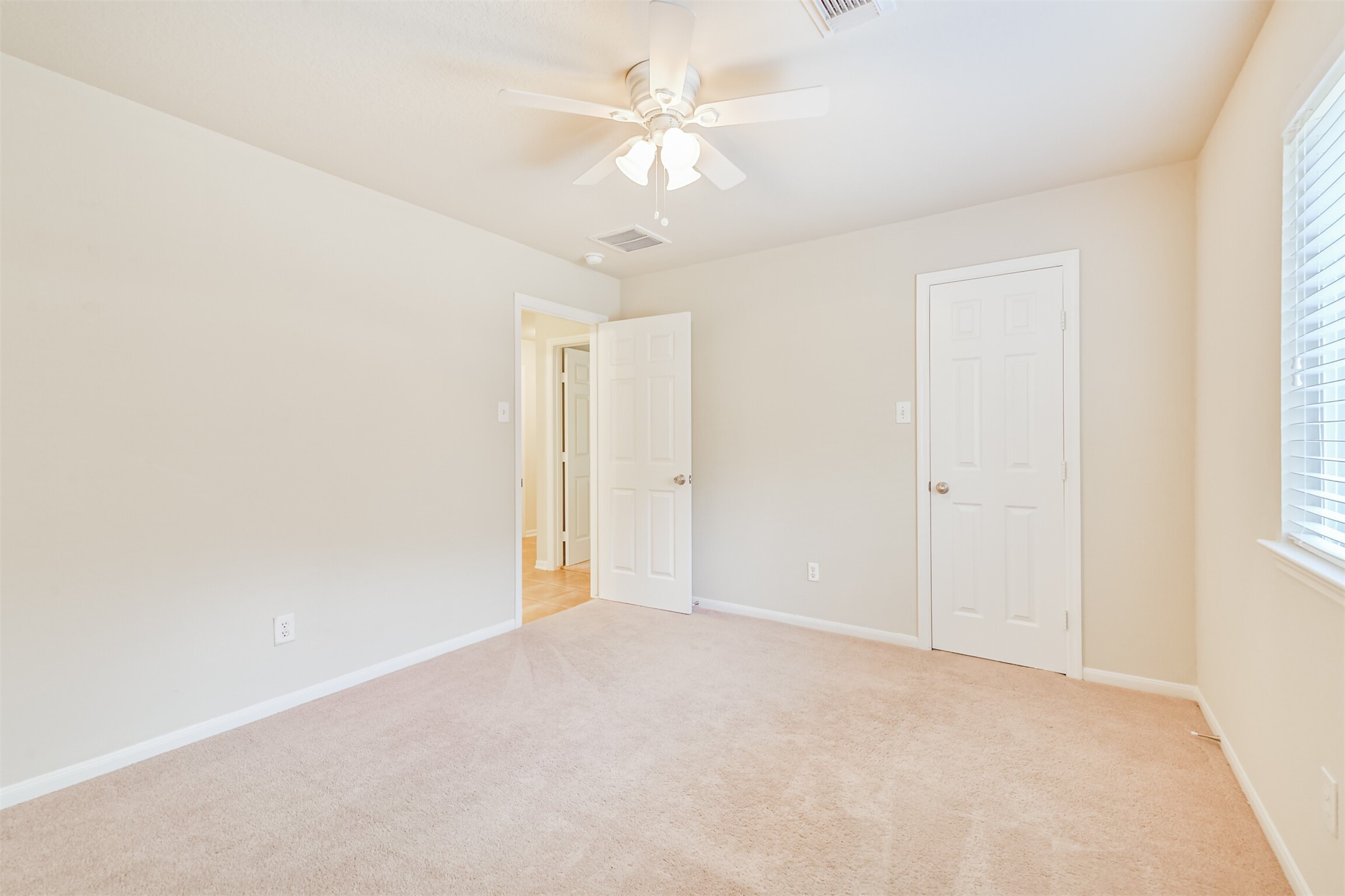42 Prairie Oak Drive Conroe, TX 77385 - Photo 27 of 33 an empty room with a ceiling fan and a window