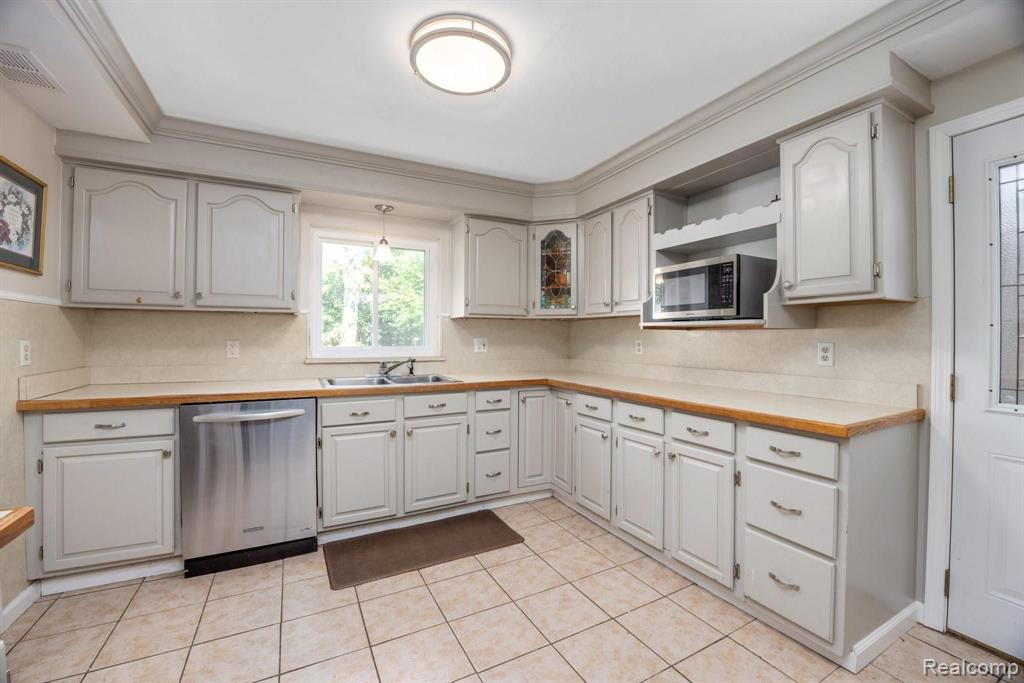 1822 Prestwick Road Grosse Pointe Woods, MI 48236 - Photo 11 of 35