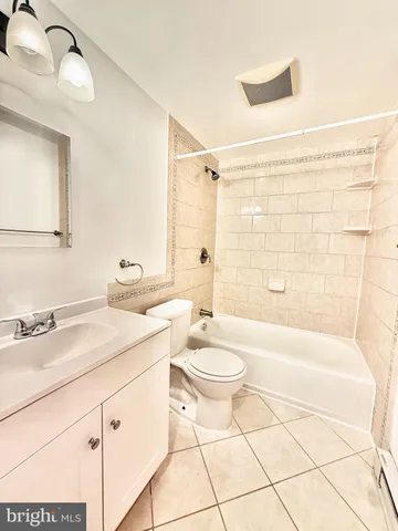 $1,799 | 720 West Glebe Road, Unit 2C, Alexandria, VA 22305