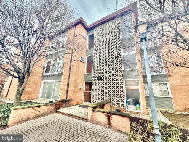 $1,799 | 720 West Glebe Road, Unit 2C, Alexandria, VA 22305