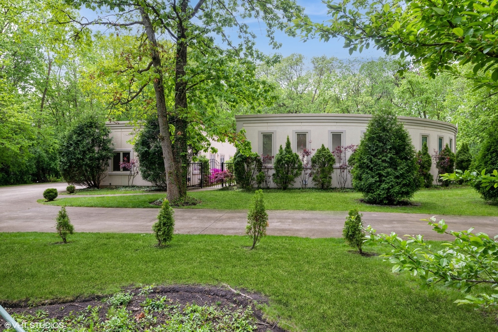 2000 Clendenin Lane Riverwoods, IL 60015 - Photo 4 of 51 a front view of a house with a yard