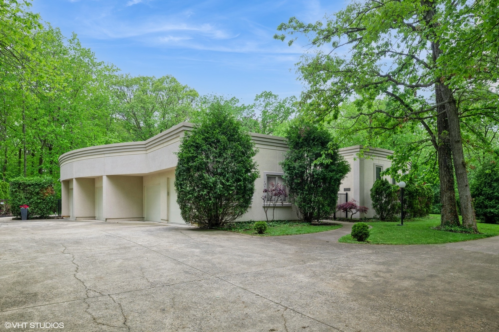 2000 Clendenin Lane Riverwoods, IL 60015 - Photo 44 of 51 a front view of a house with garden