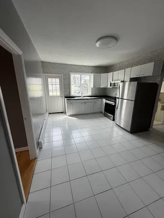 $2,600 | 5 Washington Square, Unit 2, Gloucester, MA 01930