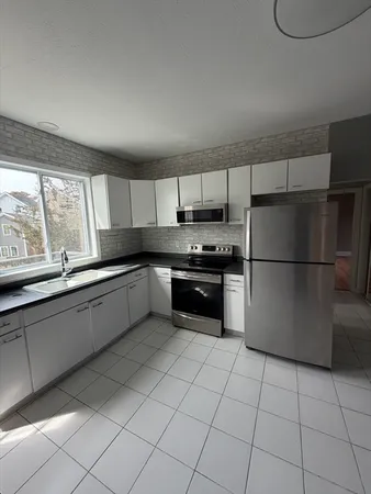 $2,600 | 5 Washington Square, Unit 2, Gloucester, MA 01930